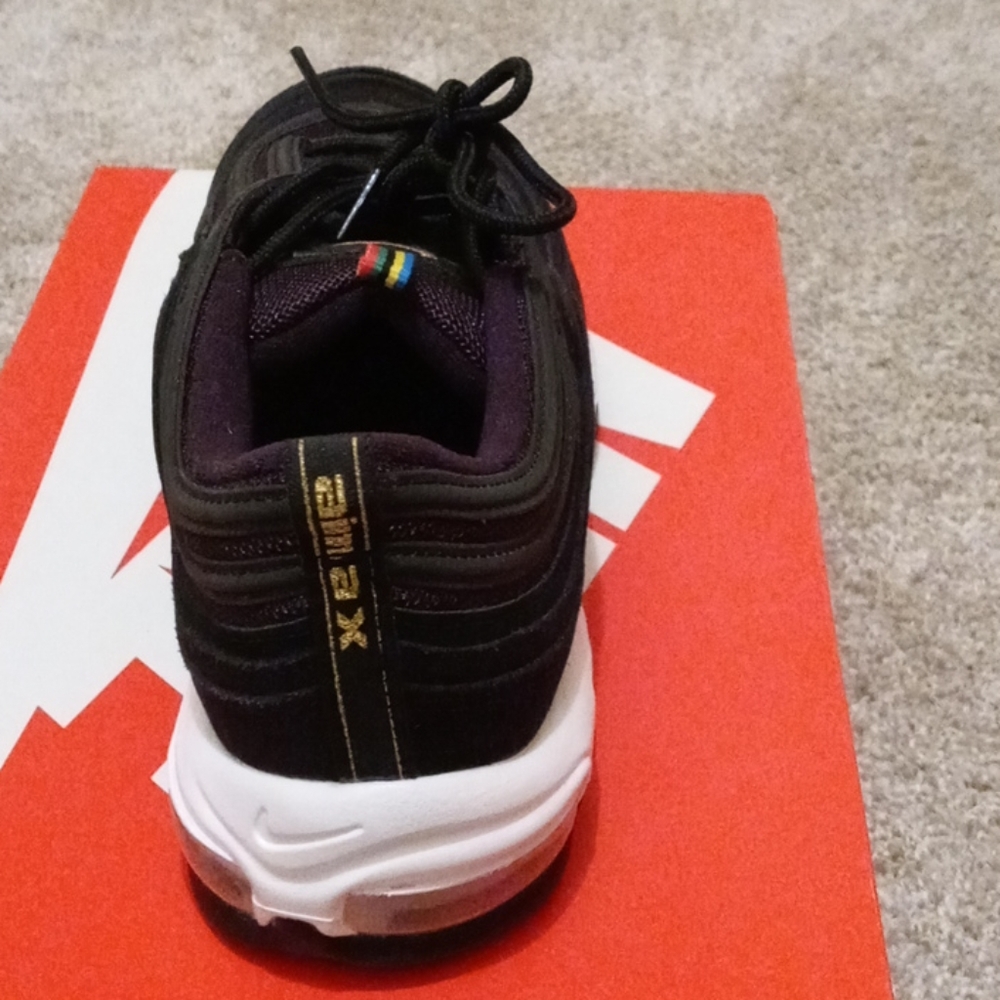 Nike - Picture 3 of 3